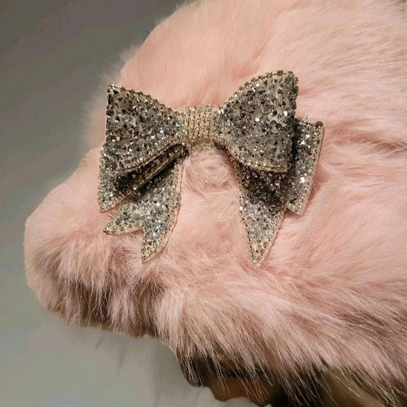 NWT Soft Pink Super Furry Faux Fur Winter Bucket Hat w/ Vtg. Crystal Bow Brooch - Picture 3 of 16